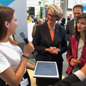 Bundesministerin Anja Karliczek und EU-Kommissarin Mariya Gabriel am Stand der Plattform Lernende Systeme. ©Ada