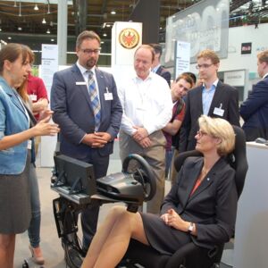 Bundesministerin Anja Karliczek am Stand des BMBF