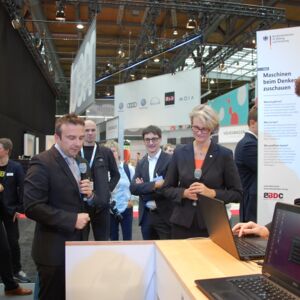 Bundesministerin Anja Karliczek am Stand des BMBF