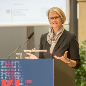 Bundesforschungsministerin Anja Karliczek begrüßt die Gäste