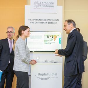 Karl-Heinz Streibich und Staatsministerin Judith Gerlach