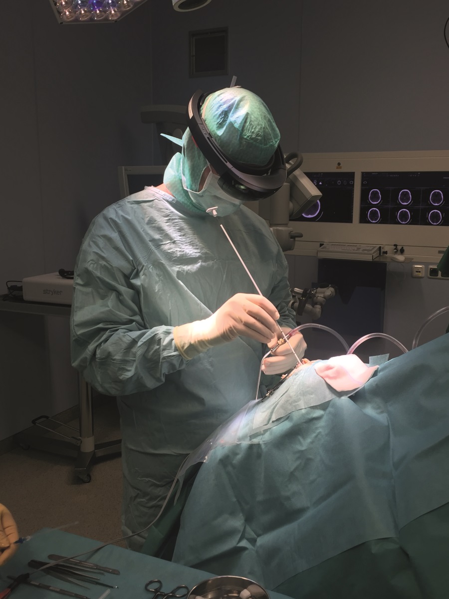 A surgeon performs an operation with the help of augmented reality glasses.