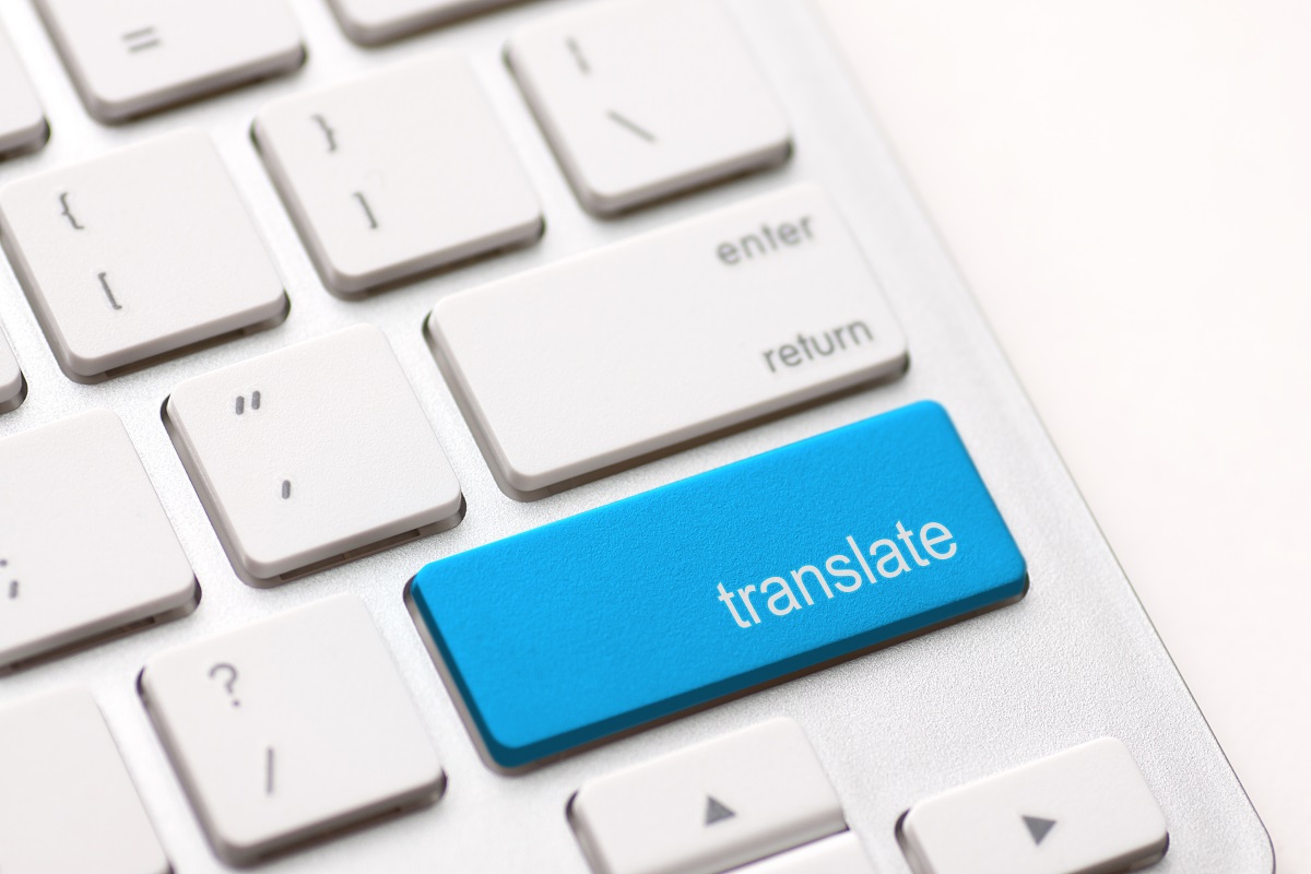 Auf dem Foto ist der rechte Ausschnitt einer Tastatur zu sehen. Auf einer blauen Taste rechts steht das englische Wort: translate.