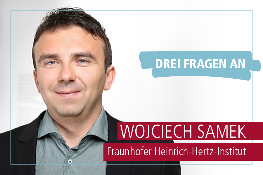 Auf dem Bild ist Herr Samek zu sehen.