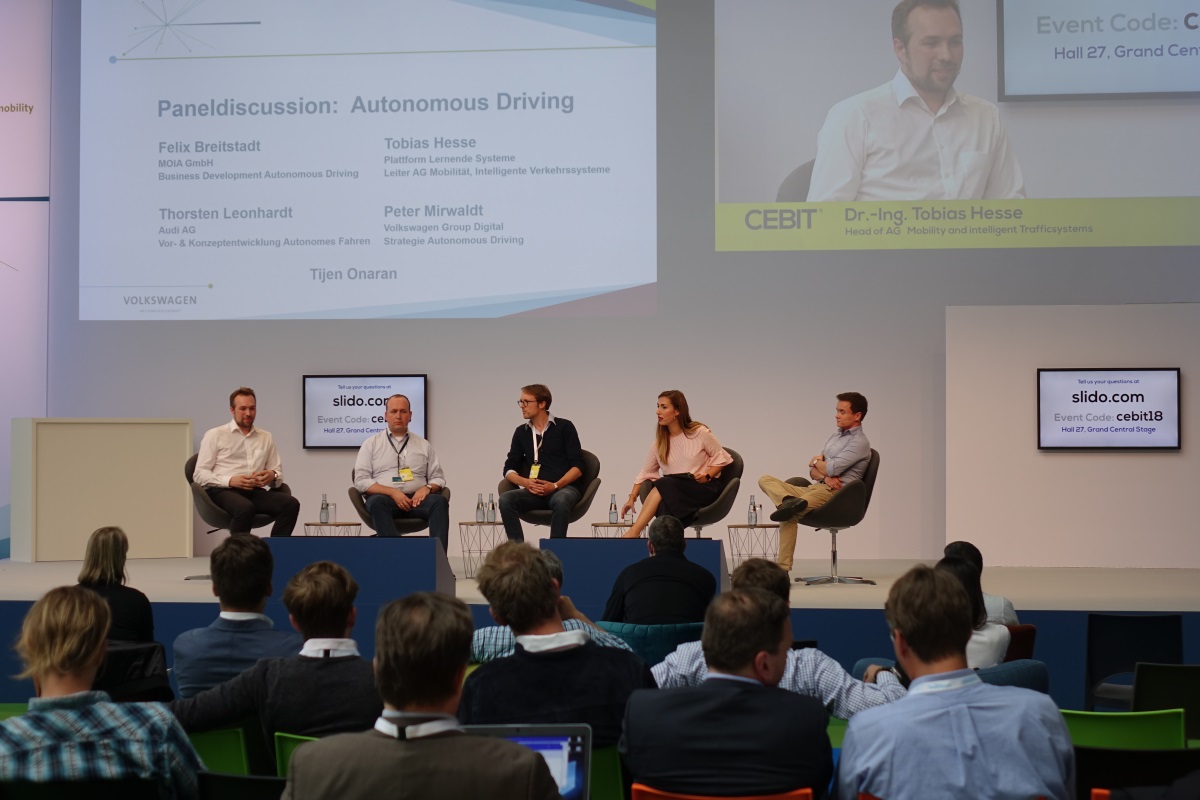 VW-Panel Autonomes Fahren mit Tobias Hesse, Leiter der AG 5 (links im Bild)
