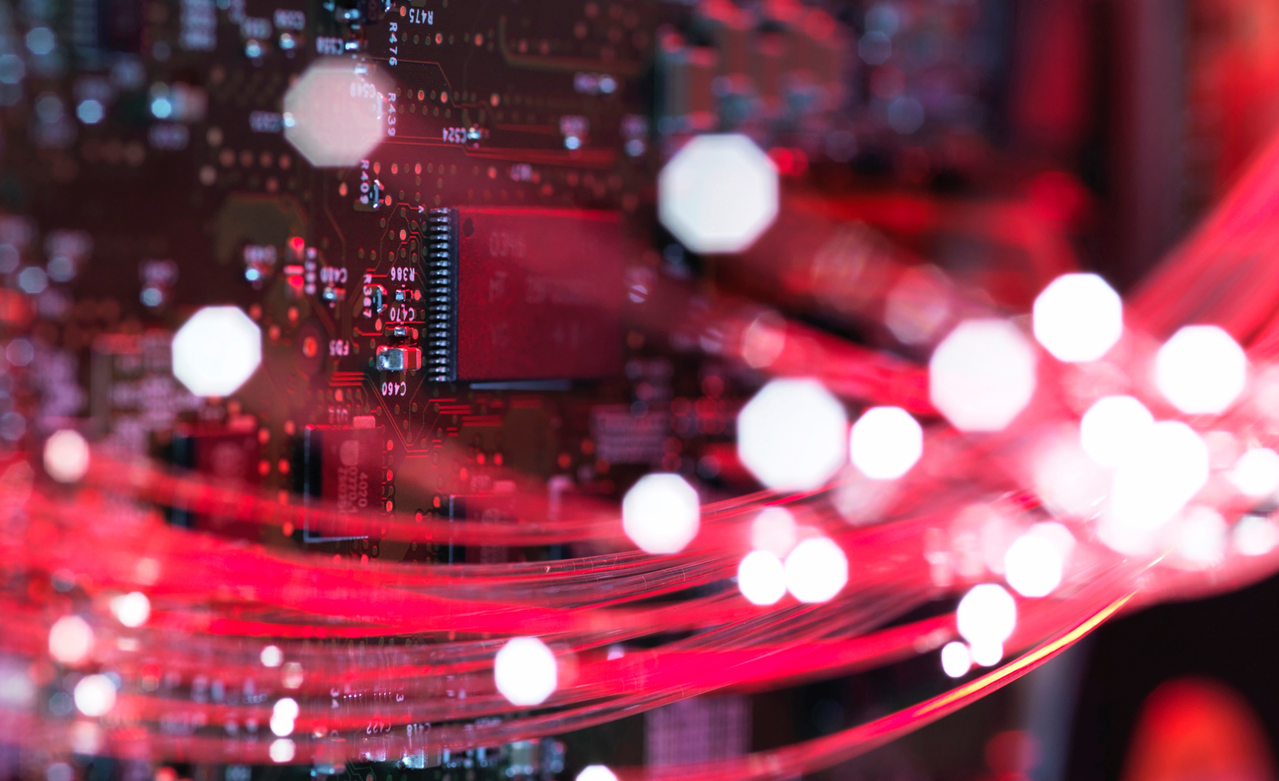 Rotleuchtende Glasfaserkabel sind dargestellt.