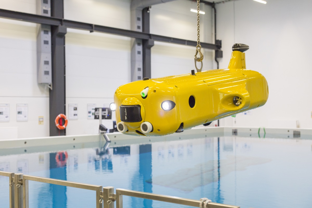 Flatfish, ein gelbes KI-Unterseeboot, wird zu Wasser gelassen